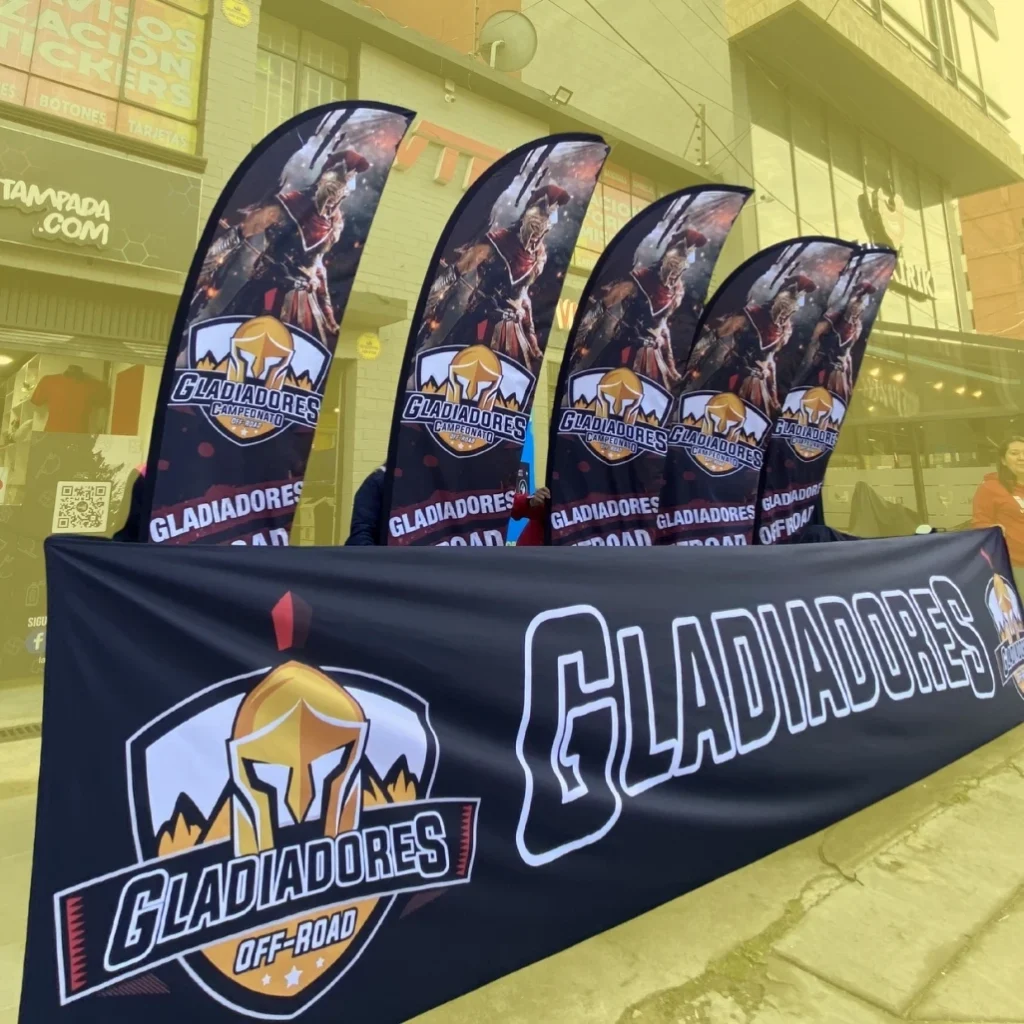 Banderas tipo Vela y banner frontal para el evento Gladiadores en tela de alta resolución. Todo en antifluido full print